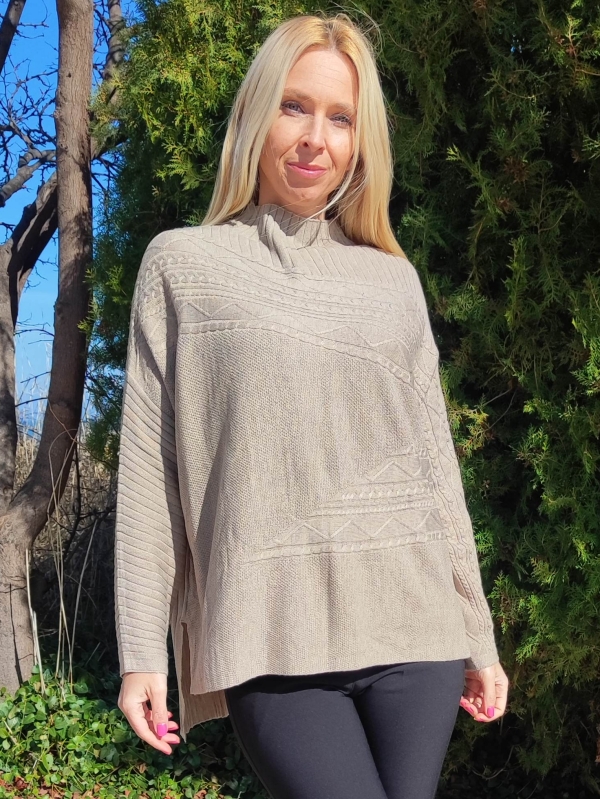 Elegant women's sweater with embossed pattern in beige