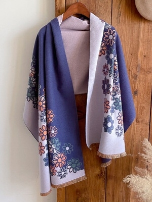 Women's scarf with floral motifs in purple 