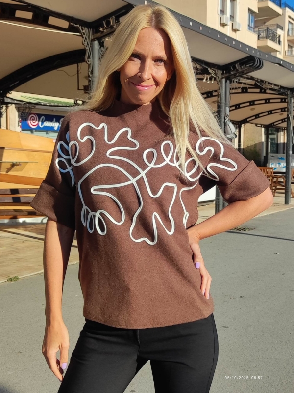 Women's short sleeve applique sweater