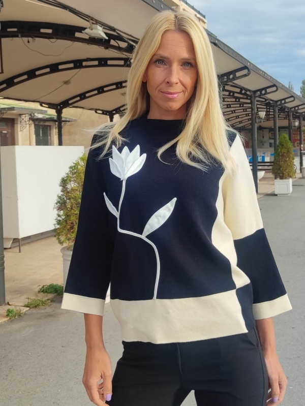 Women's sweater with a flower in black