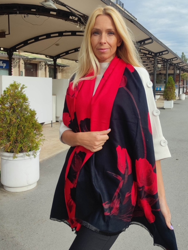 Luxurious women's scarf with floral print in black and red