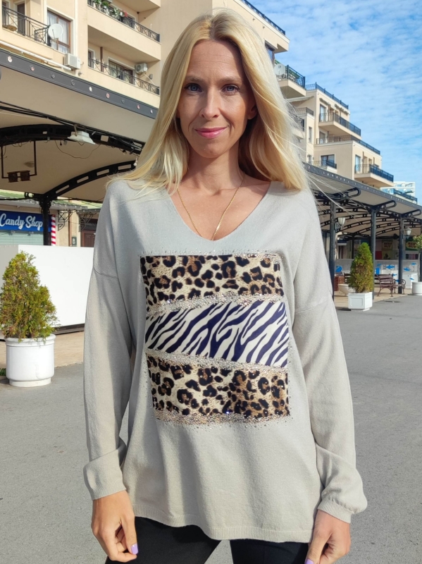 Women's sweater with V-neck and decorative accent