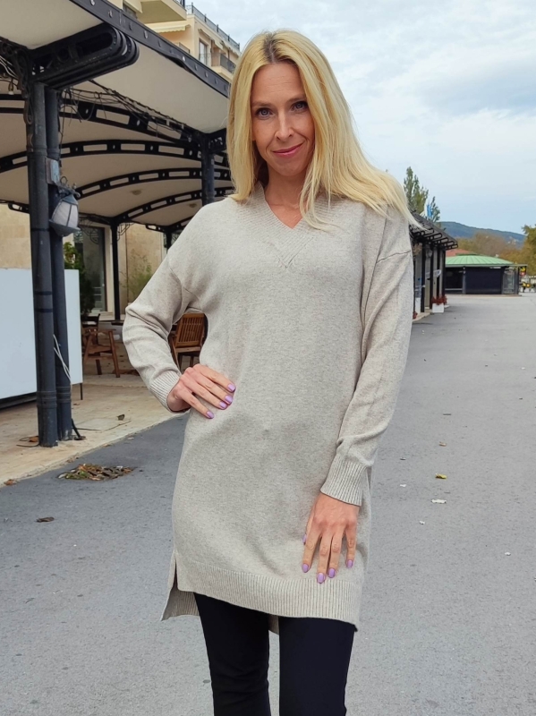 Бежова туника с V-образно деколте – Елегантен и комфортен стил за всеки ден