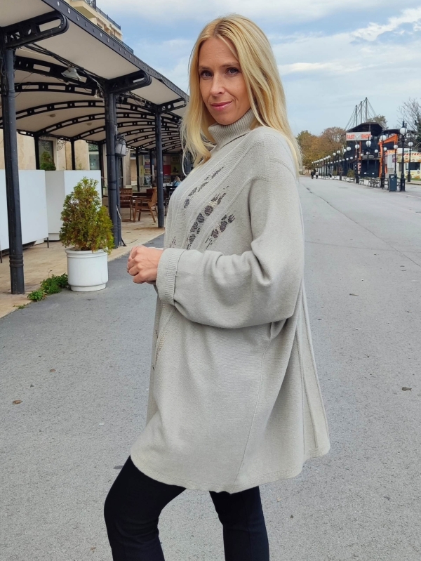 Elegant maxi tunic in beige with polo collar and decorative motifs