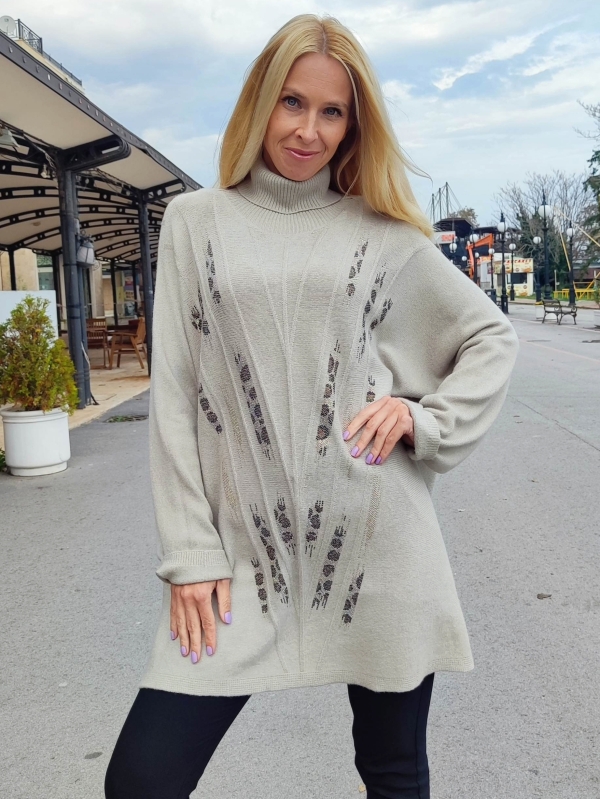 Елегантна  макси туника в бежовос поло яка и декоративни мотиви