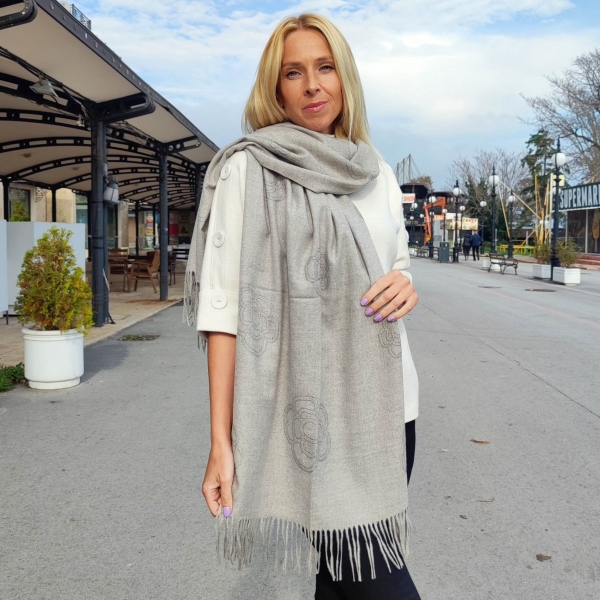 Luxurious women's scarf with artistic pattern in green