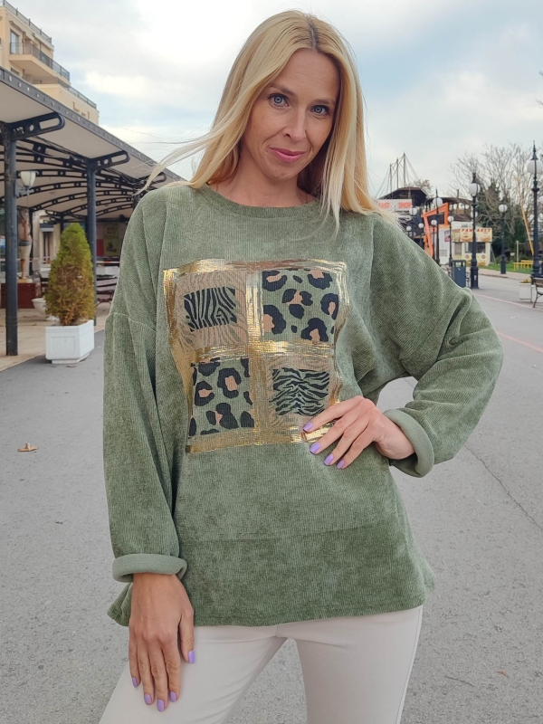 Women's green sweater with animal print and gold accents - style and comfort