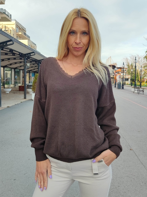 Елегантен пуловер в кафяво с  V-образно деколте с дантела