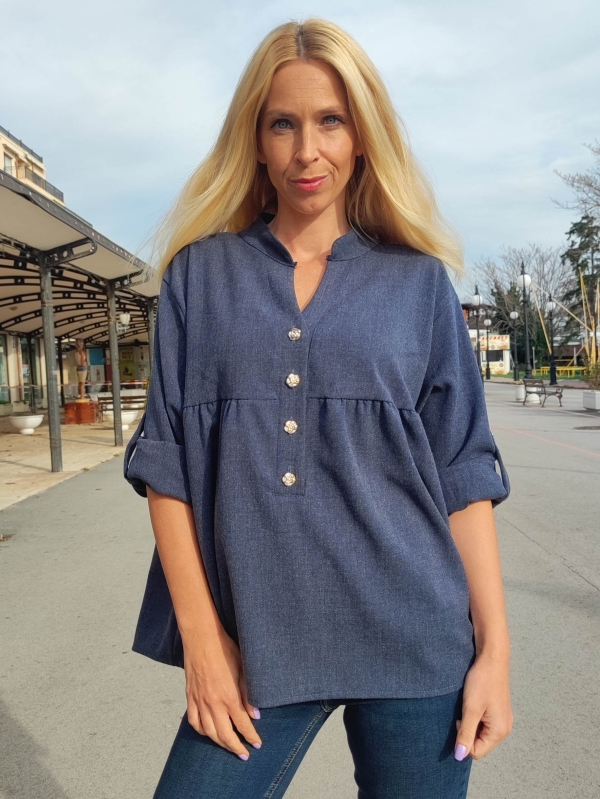 Дамска блуза в  синьо- свободна кройка и декоративни копчета