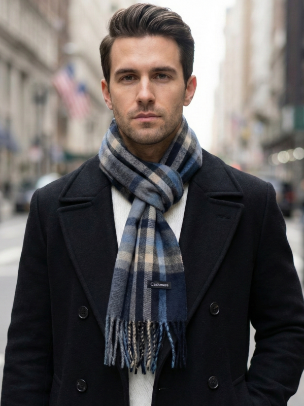 Мъж облечен в палто и шал каре в сижо и синьо