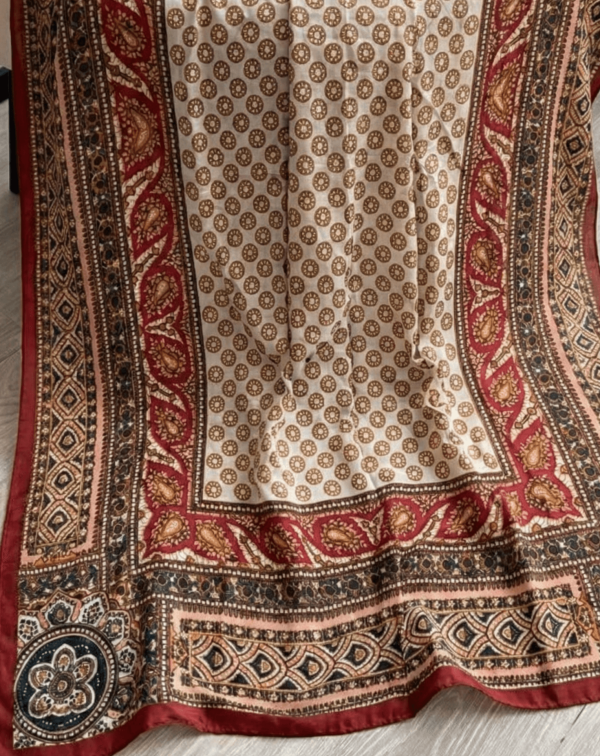 Women's satin scarf made of 100% viscose with ethnic motifs and paisley border, burgundy and ecru color, size 95x190 cm