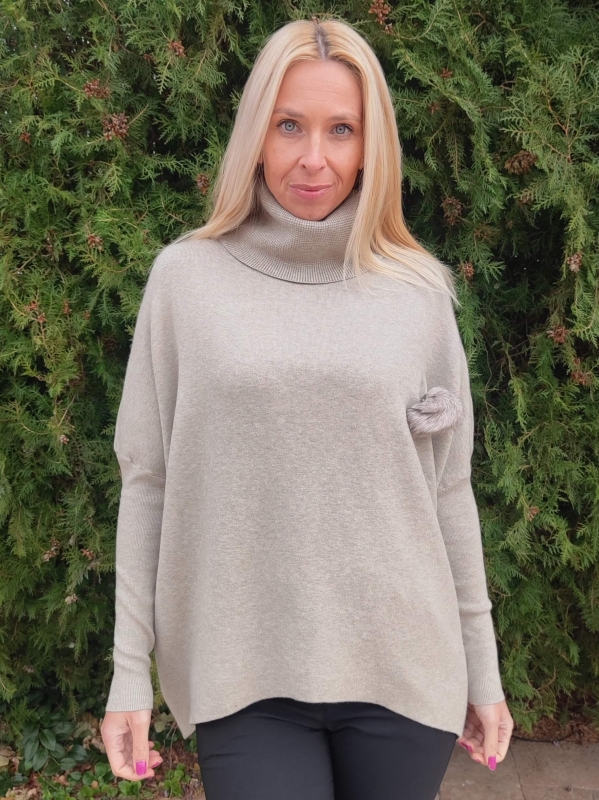 Бежов италиански дамски пуловер с поло яка и декоративен елемент, универсален размер за L, XL и 2XL