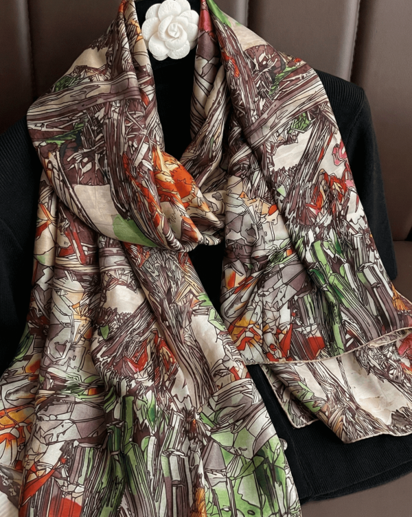 Елегантен дамски шал с еднорог, драпиран върху закачалка, показващ мекотата на материята.