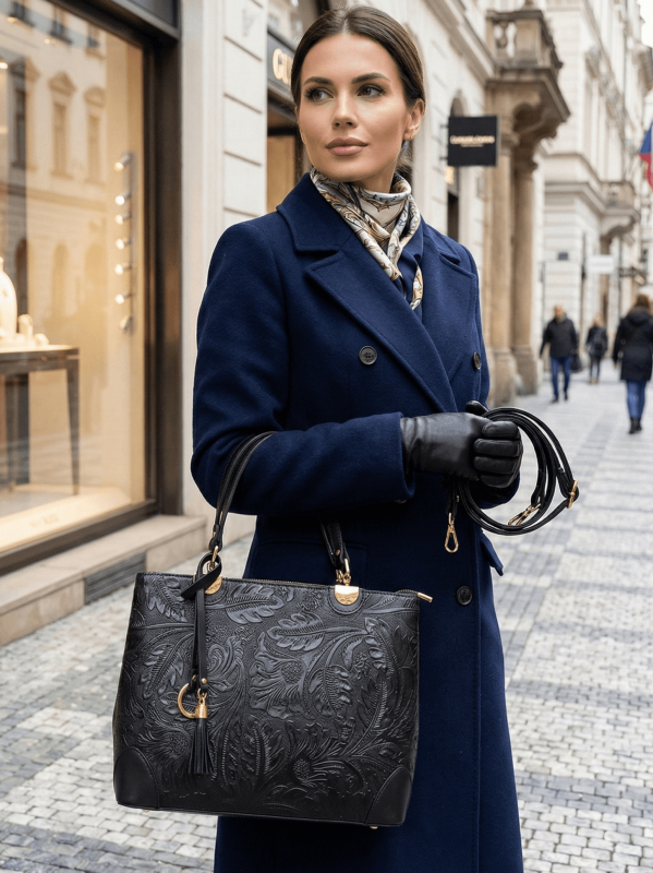 Луксозна дамска чанта от естествена кожа в черно с флорални мотиви с три отделения