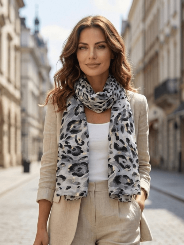 Long women's viscose scarf with gray leopard print.