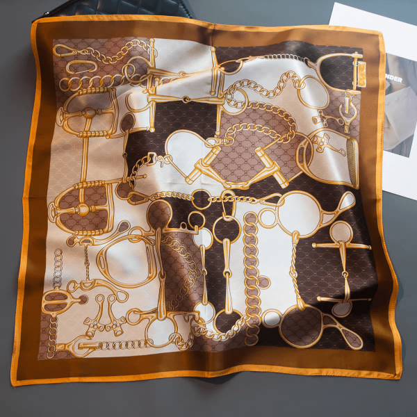 Квадратен сатенен шал 70х70 см с принт на златни орнаменти и кафеви акценти.