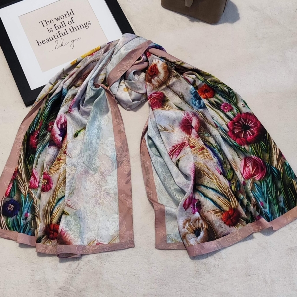 Дамски ефирен шал с принт на ириси и цветя от коприна и вискоза Unique Fashion.