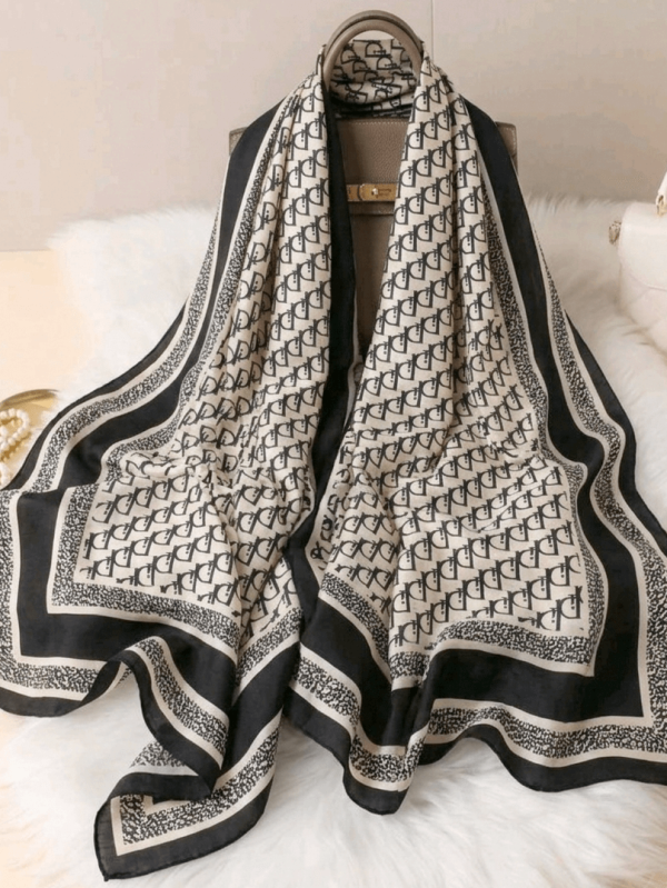 Луксозен сатенен копринен шал с черно бял монограм принт