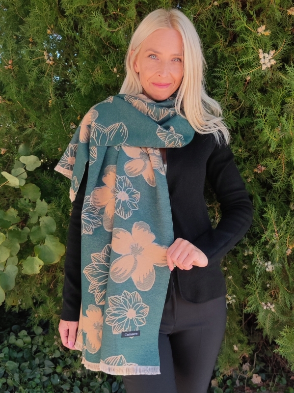 Winter scarf with floral motifs 