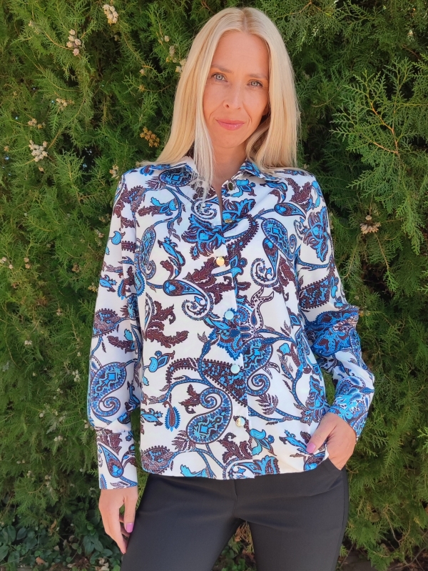 Elegant women's shirt in white with a print in blue and brown