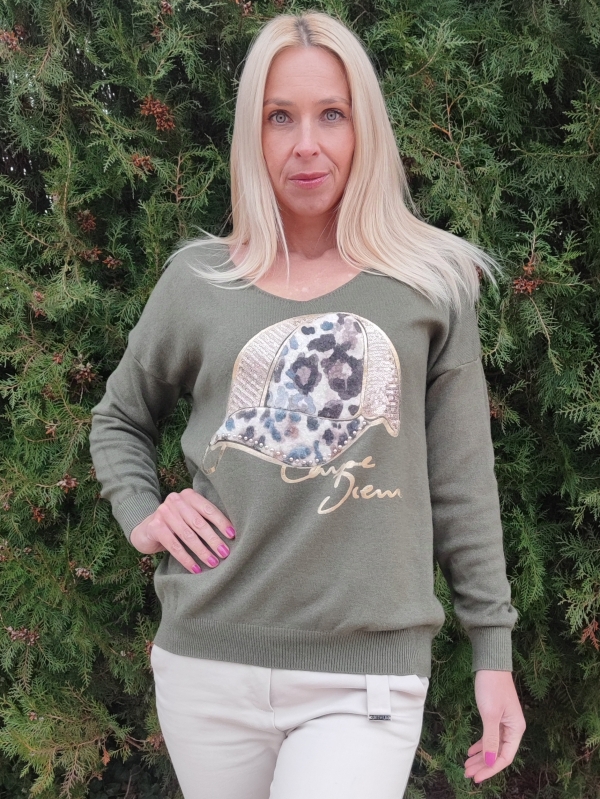 Women's sweater in haki with a leopard print hat