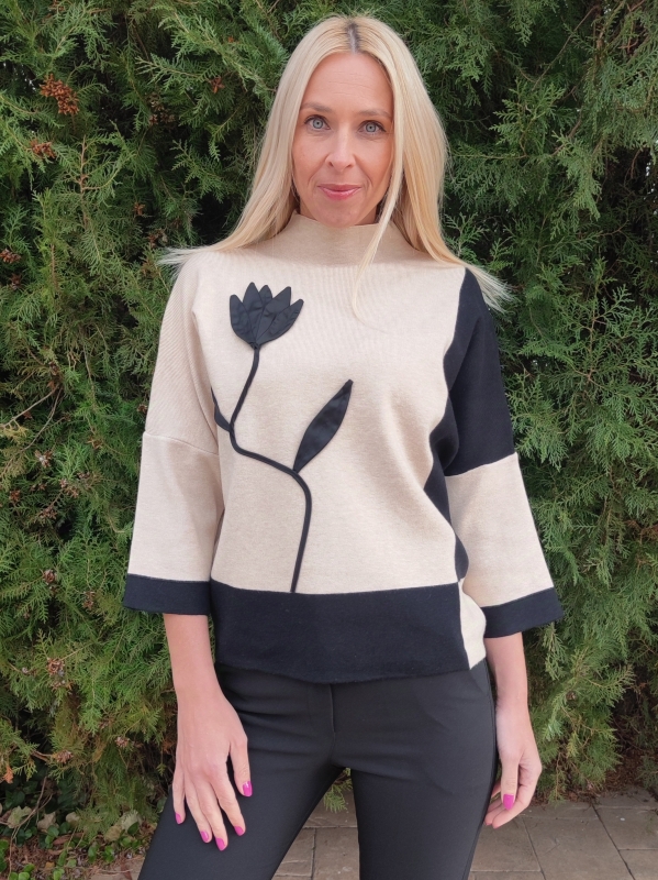 Women's fine knit blouse in beige and black