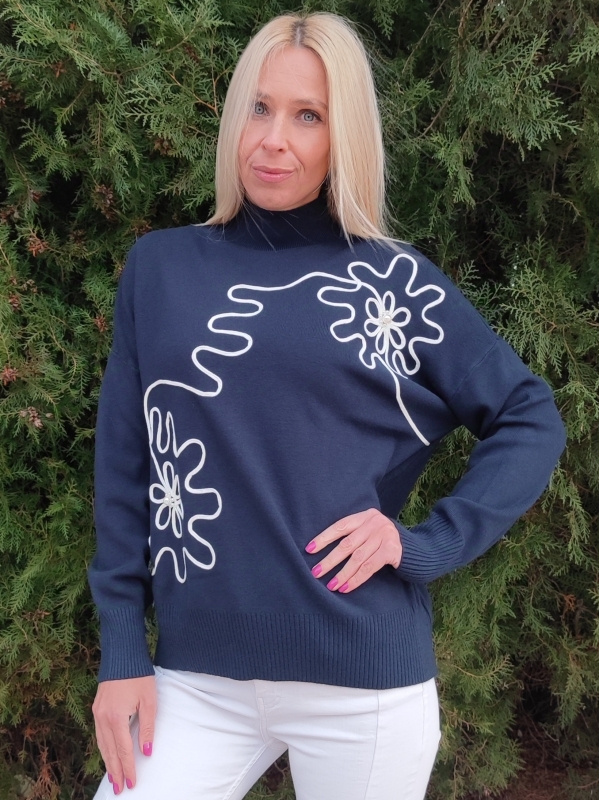 Women's fine knit blouse in blue with white appliqué