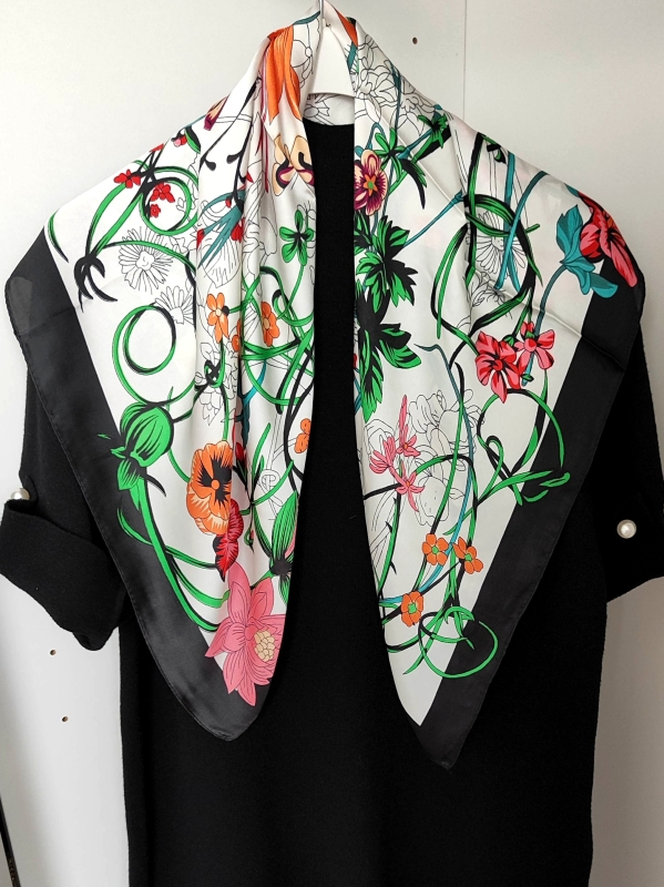  Scarf with floral motifs