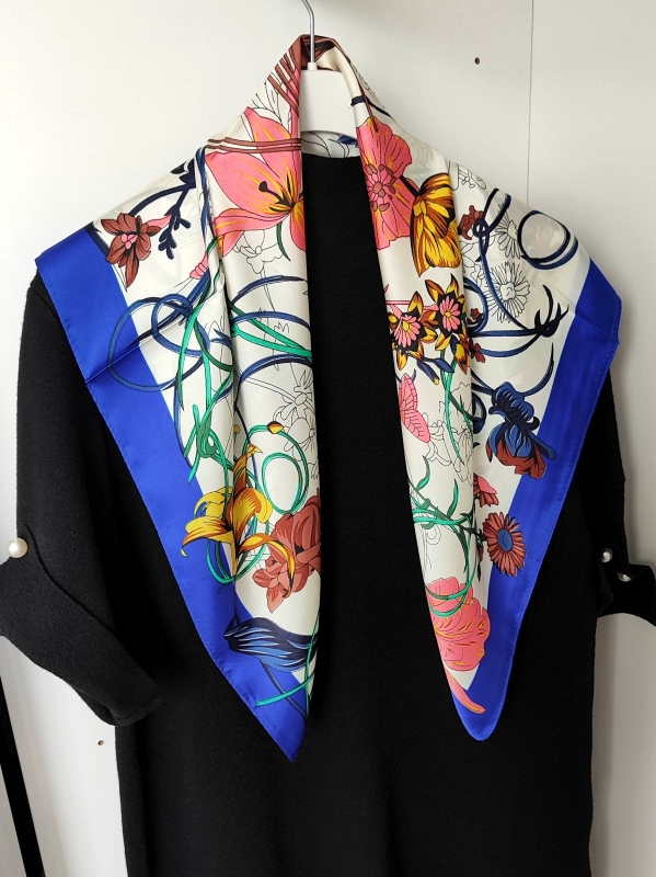  Scarf with floral motifs