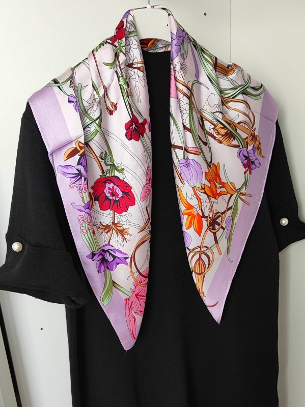  Scarf with floral motifs