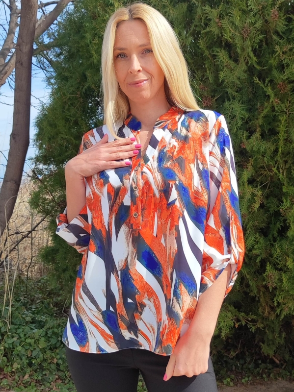 Women's blouse with a loose silhouette