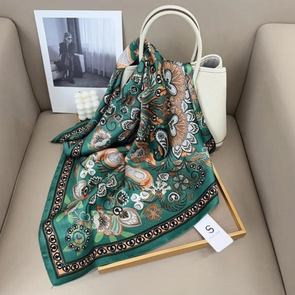 Елегантен дамски шал в зелено