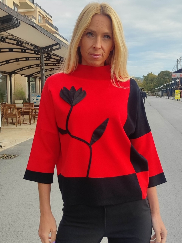 Дамски пуловер с цвете  в червено и черно