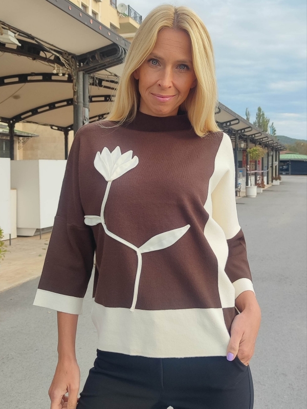 Women's sweater with a flower in brown