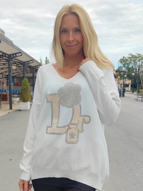 Дамски пуловер с V-деколте и декоративен акцент в бяло