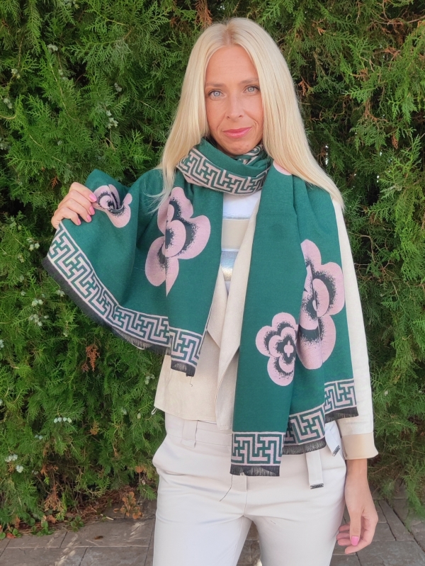 Зимен дамски шал  с флорални мотиви