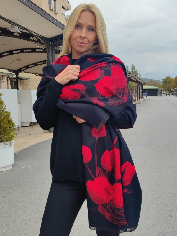 Луксозен дамски шал с  цветен принт в черно и червено