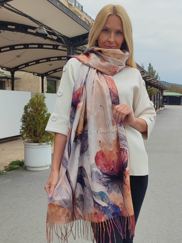 Elegant women's scarf with floral print
