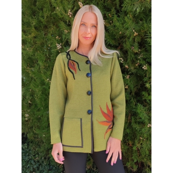 Elegant women's cardigan in green with an appliqué