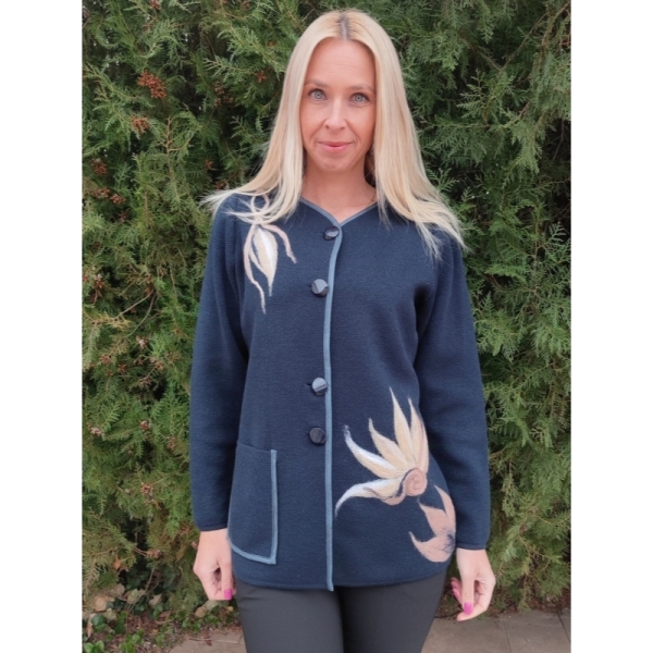 Дамска жилетка в тъмно синьо с апликация