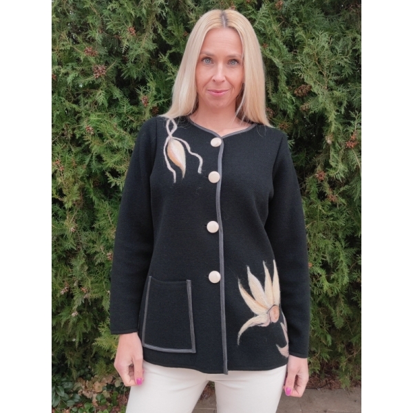 Дамска жилетка в черно с апликация