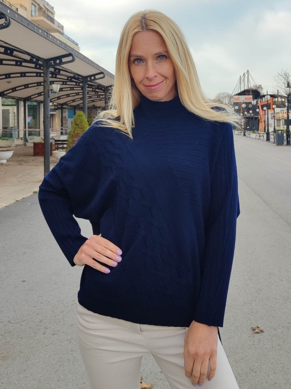 Дамска блуза от фино плетиво в тъмно синьо