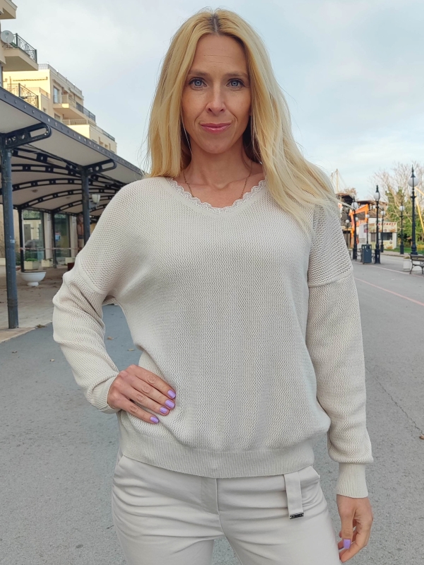 Елегантен пуловер в бежово с V-образно деколте с дантела