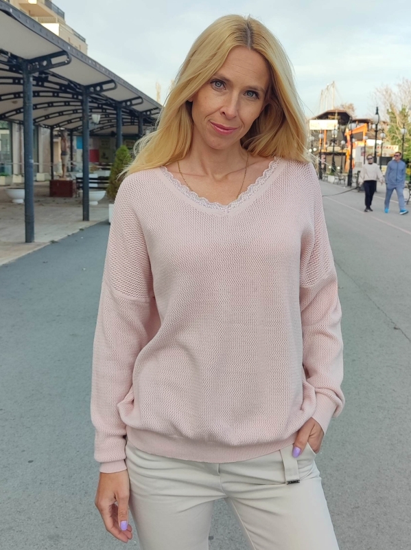 Елегантен пуловер в розово с  V-образно деколте с дантела