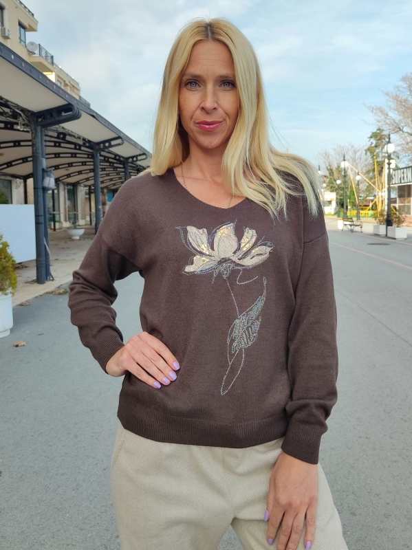 Елегантен пуловер в кафяво с  декорация цвете