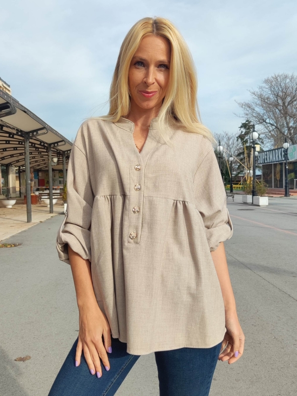 Дамска блуза в бежово- свободна кройка и декоративни копчета
