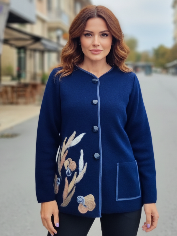 Дамска жилетка в тъмно синьо с артистичен флорален дизайн
