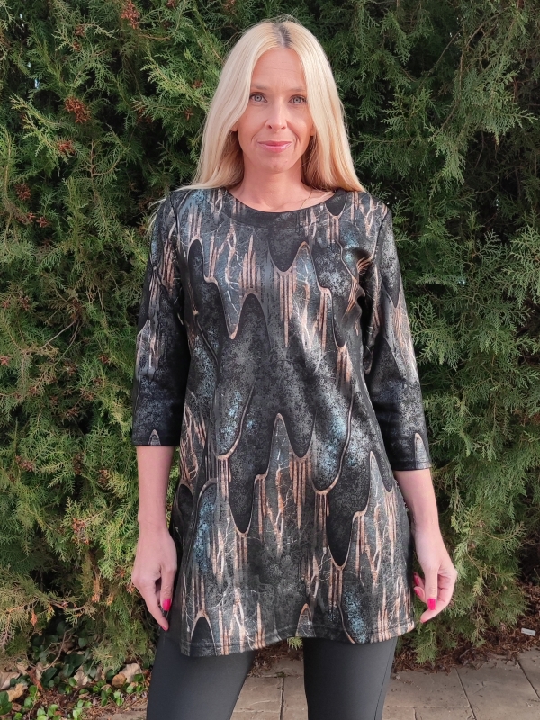 Woman wearing a black and green tunic