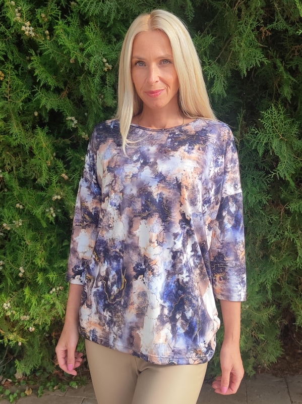 Women's viscose blouse with abstract print and round neckline, maxi size in front of a green background