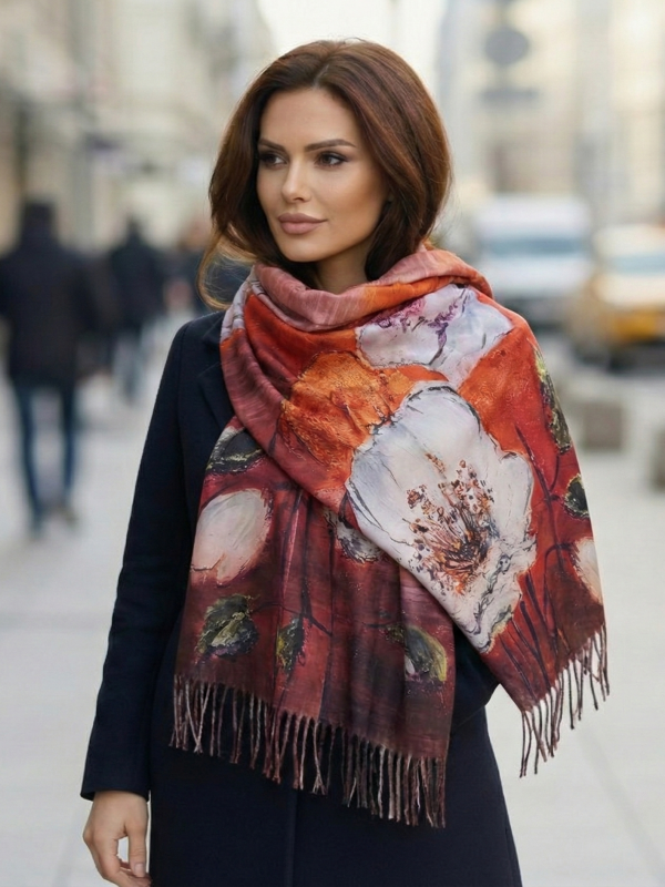 Жена, облечена в палто и стилен кашмирен шал в оранжево и червено